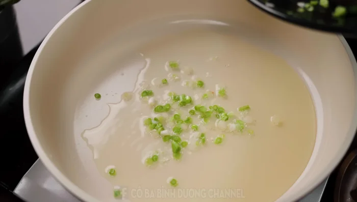 Xào tôm thịt: Phi thơm hành tỏi, cho thịt vào xào săn lại, sau đó cho tôm vào, nêm bột nêm, bột ngọt, bột điều, đường, nước mắm. Xào đến khi tôm chín và lên màu đều.