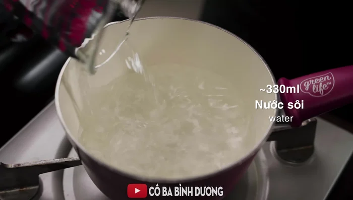 Làm bột bánh: Đun sôi 400ml nước, cho bột năng và muối vào tô, trộn đều. Từ từ cho nước sôi vào bột, khuấy đều đến khi bột chín, trong và dẻo. Chia bột thành từng phần, bọc màng thực phẩm.