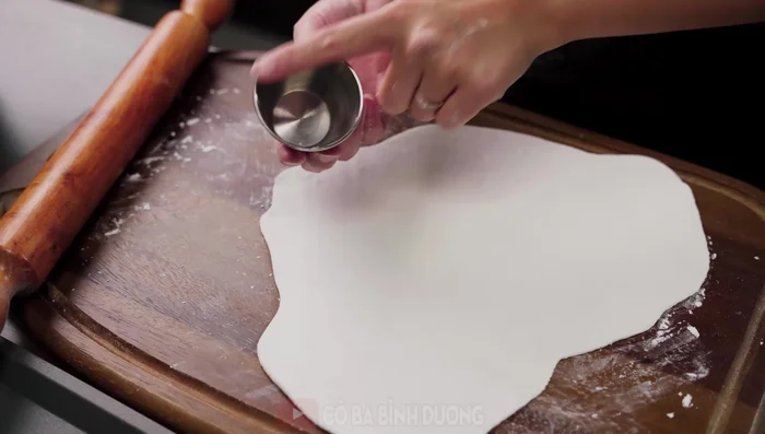 Cán bột: Cán mỏng bột thành hình tròn (đường kính khoảng 4cm). Cho nhân tôm thịt vào giữa, gói kỹ.