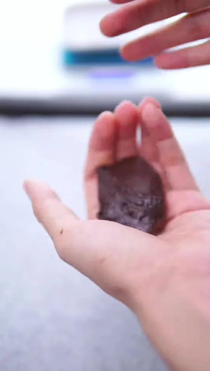 Tạo hình: Vo viên bột thành từng viên nặng khoảng 20g. Lăn viên bột qua hỗn hợp đường bột và bột bắp.