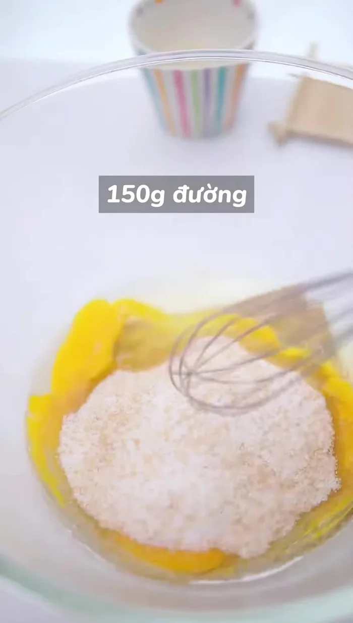 Đánh trứng và đường: Đập trứng vào tô, cho đường vào và đánh cho đường tan.