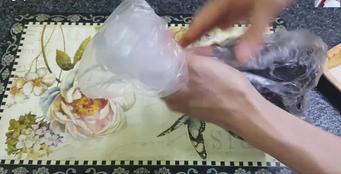 Cho rong biển vào bịch nilon, bóp nát.