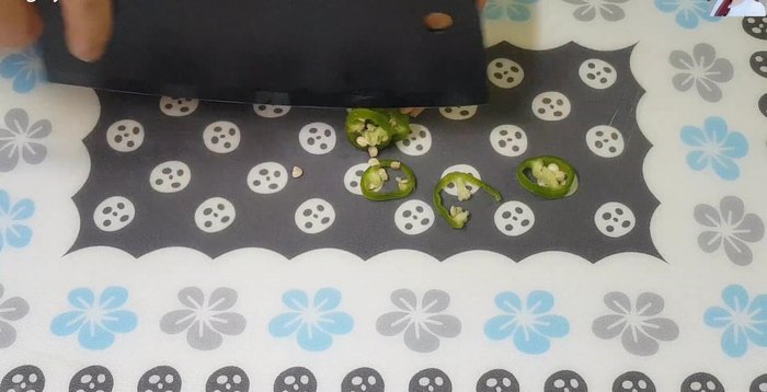 Trong khi chờ mì chín, chuẩn bị ớt và hành lá thái nhỏ.