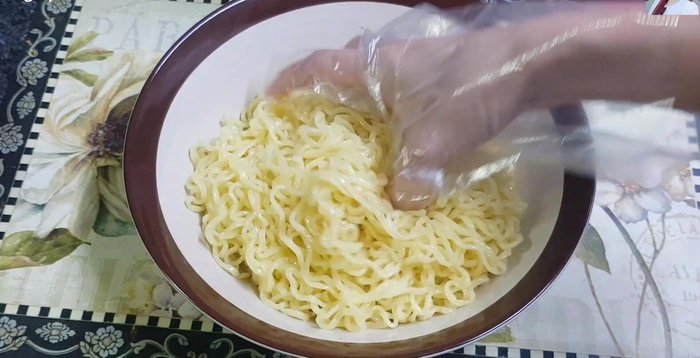 Thêm dầu mè vào, trộn đều.