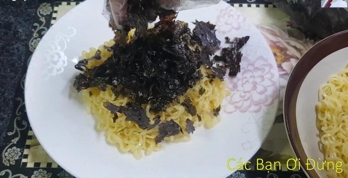 Cho mì ra tô, thưởng thức.