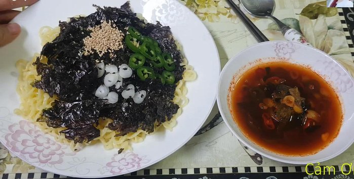 Chuẩn bị nguyên liệu: Hành lá, ớt thái nhỏ. Rong biển khô chuẩn bị sẵn.