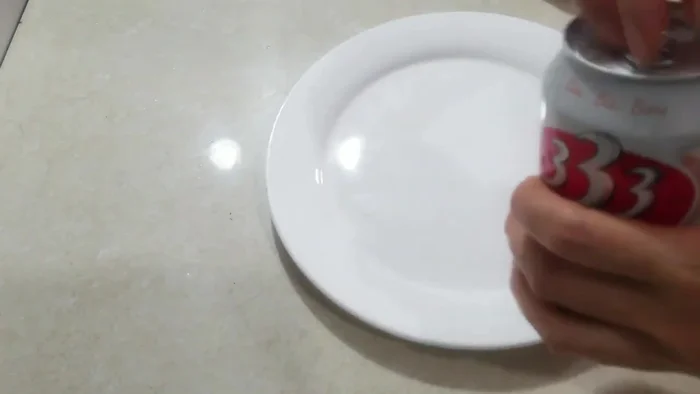 Cho cá chỉ vàng vào đĩa, rưới một ít bia lên cá, ướp khoảng 10 phút để cá ngấm gia vị. (Lưu ý: Không cần quá nhiều bia)