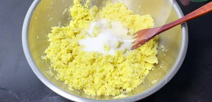 Trộn đều khoai lang với 30g đường, 50g sữa đặc.