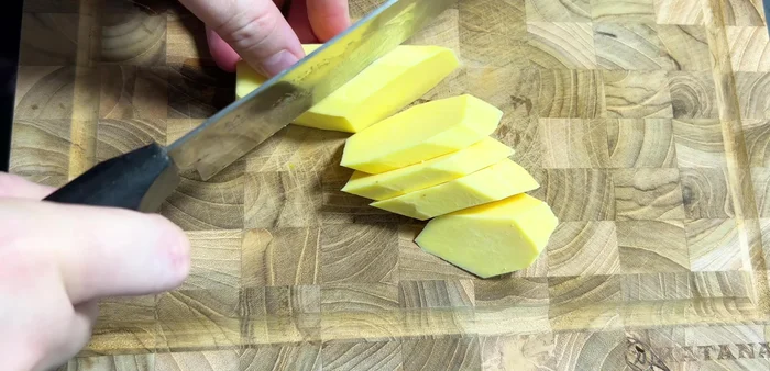 Thái khoai lang thành từng miếng nhỏ, để ráo nước.