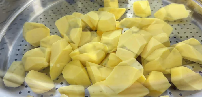 Hấp khoai lang cho đến khi chín (khoảng 20 phút).