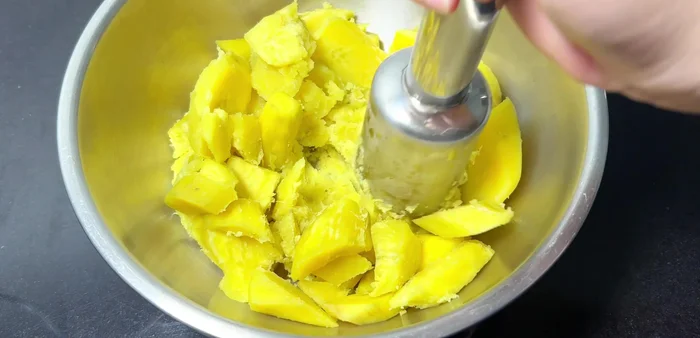 Tán nhuyễn khoai lang khi còn nóng.