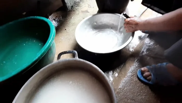Cho gạo nếp đã ngâm vào nồi cùng với nước, thêm lá chuối để hạn chế hơi nước bay hơi.