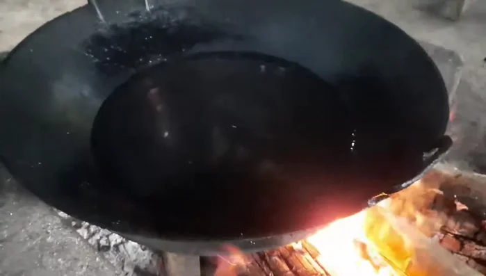 Đun sôi trên lửa vừa, dùng đũa chọc lỗ để thoát hơi nước, giúp xôi chín đều.
