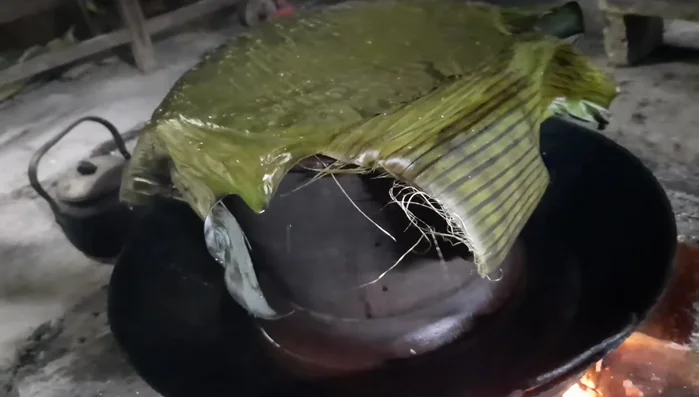 Trộn trám đen đã bóc vỏ vào xôi chín.