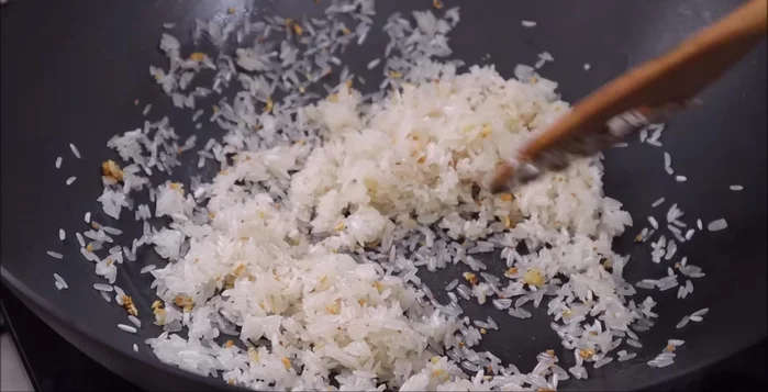 Nấu cháo: Đun sôi 2 lít nước, cho gạo đã xào vào nấu khoảng 1 tiếng cho đến khi hạt gạo nhừ.