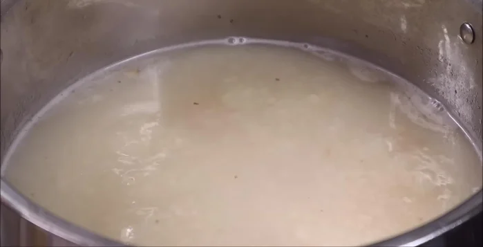 Cho hào đã xào vào cháo, nêm nếm gia vị (hạt nêm, đường còn lại, gừng), khuấy đều. Nấu thêm 5 phút.