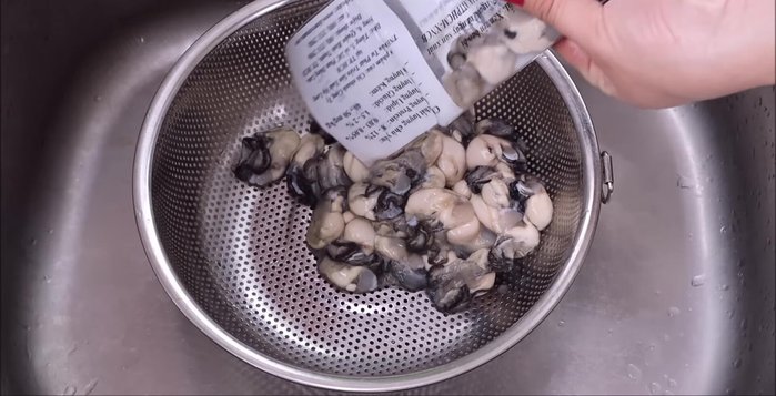 Sơ chế hào: Cho hào vào thau nước, thêm ½ muỗng canh muối và ½ trái chanh, ngâm 3 phút rồi vớt ra rửa sạch.