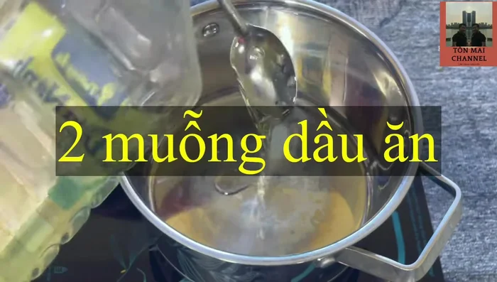 Xào măng: Bật bếp, cho dầu ăn vào nồi nóng. Sau khi dầu sôi, cho hành tím còn lại vào phi thơm, rồi cho măng muối vào xào cùng với cà chua, nêm gia vị (nước mắm, dầu ăn, bột ngọt, tiêu, đường).