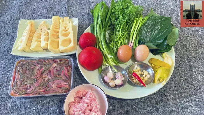 Làm sạch rươi: Rã đông rươi tự nhiên. Đổ nước khoảng 60 độ C vào, quấy nhẹ để rươi tơi ra rồi rửa sạch.