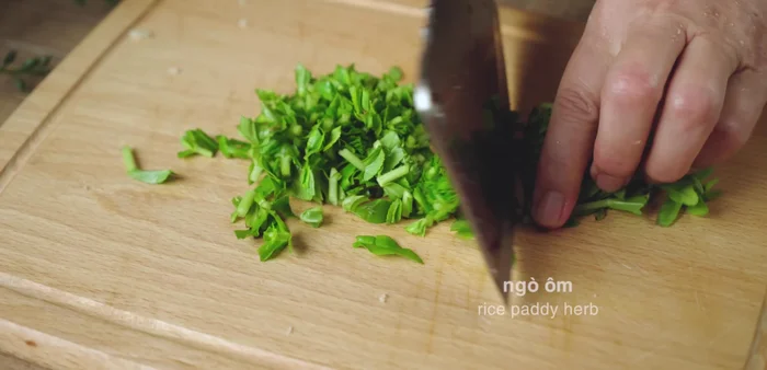 Đâm nhỏ tỏi, cắt nhỏ hành lá để trang trí. Cắt kim chi thành từng đoạn khoảng 3cm.