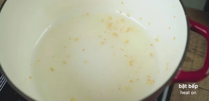 Cho dầu tỏi còn lại vào nồi, thêm kim chi vào xào thơm khoảng 1 phút.