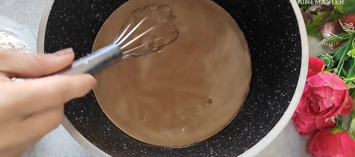 Cho bột năng, bột mì đa dụng, men nở khô, bột nở và muối vào tô lớn. Trộn đều.