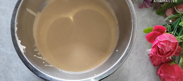 Dùng màng bọc thực phẩm hoặc nắp đậy kín tô bột và ủ trong 2 tiếng.