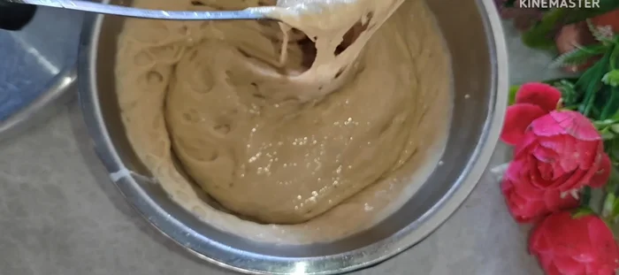 Sau 2 tiếng, trộn đều bột một lần nữa cho tan hết bọt khí.