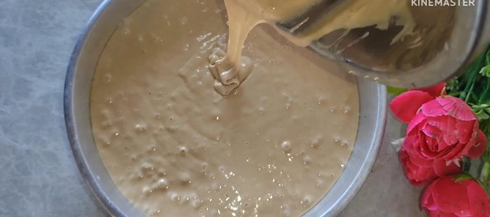 Phết một lớp dầu ăn mỏng vào khuôn bánh (hoặc mâm). Đổ bột vào khuôn, dàn đều.