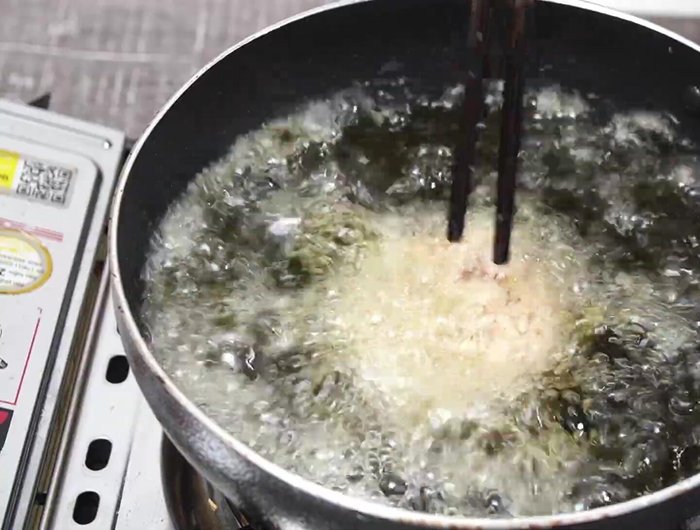 Chiên cá: Cho dầu vào chảo, vo viên thịt cá và chiên đến khi vàng giòn. (277.28)