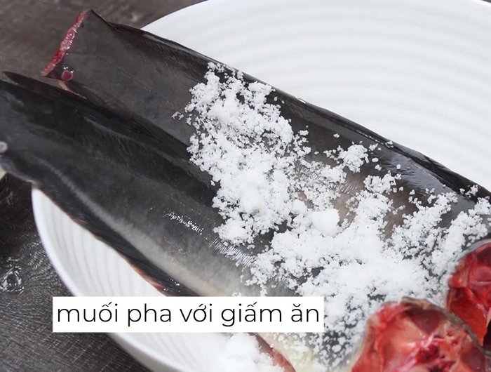 Làm sạch cá trê: Cho muối và giấm chà lên thân cá để loại bỏ nhớt, rửa sạch và để ráo nước. (56.48)