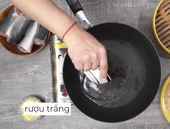 Hấp cá trê: Hấp cá trong 20 phút với nước, rượu trắng và gừng để khử mùi tanh. (75.32)