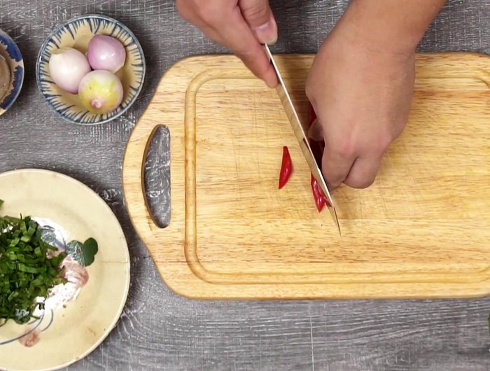 Chuẩn bị nguyên liệu: Cắt nhỏ ngò gai, ớt, hành tím. (89.119)