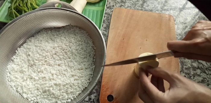 Cắt nhỏ khoai mì, bỏ phần tim ở giữa.