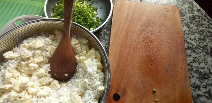 Hấp gạo nếp với nửa muỗng cà phê muối (không cho đường lúc này). Trải đều gạo nếp trên xửng hấp để hơi nóng lên đều.