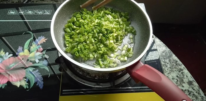 Làm nóng dầu ăn, cho hành lá vào xào cho đến khi héo.