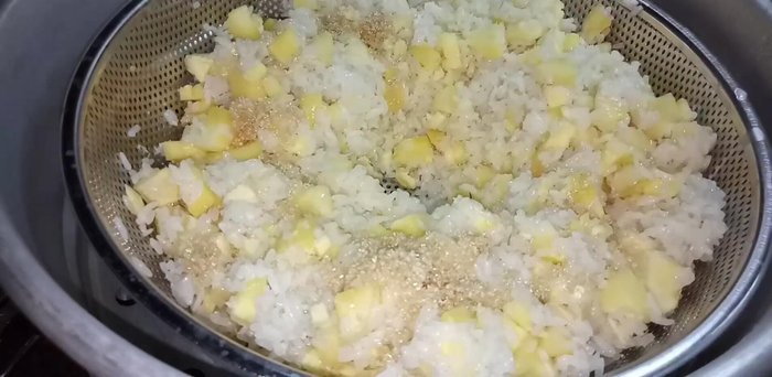 Cho đường vào, trộn đều.