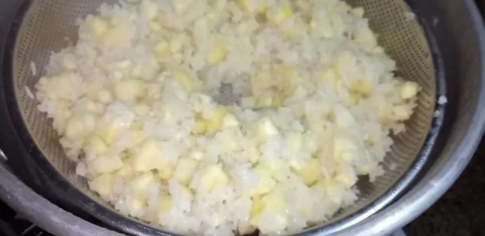Hấp thêm khoảng 10 phút nữa cho đến khi xôi chín.