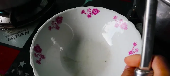 Vớt nghêu ra tô, dùng dụng cụ để tách vỏ nghêu dễ dàng hơn.