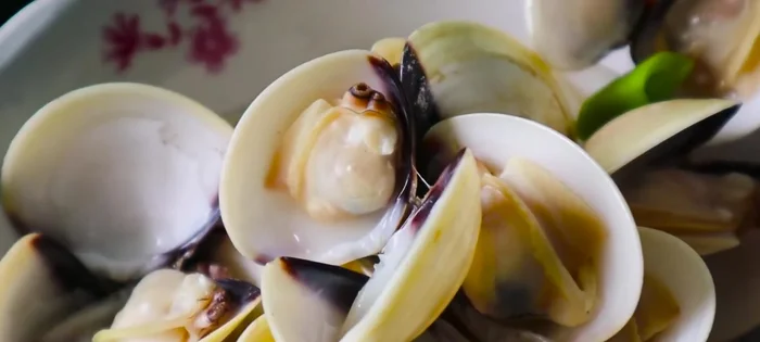 Thưởng thức nghêu luộc nóng.