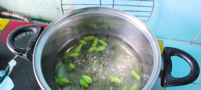 Cho nghêu vào nồi nước đã đun sôi.