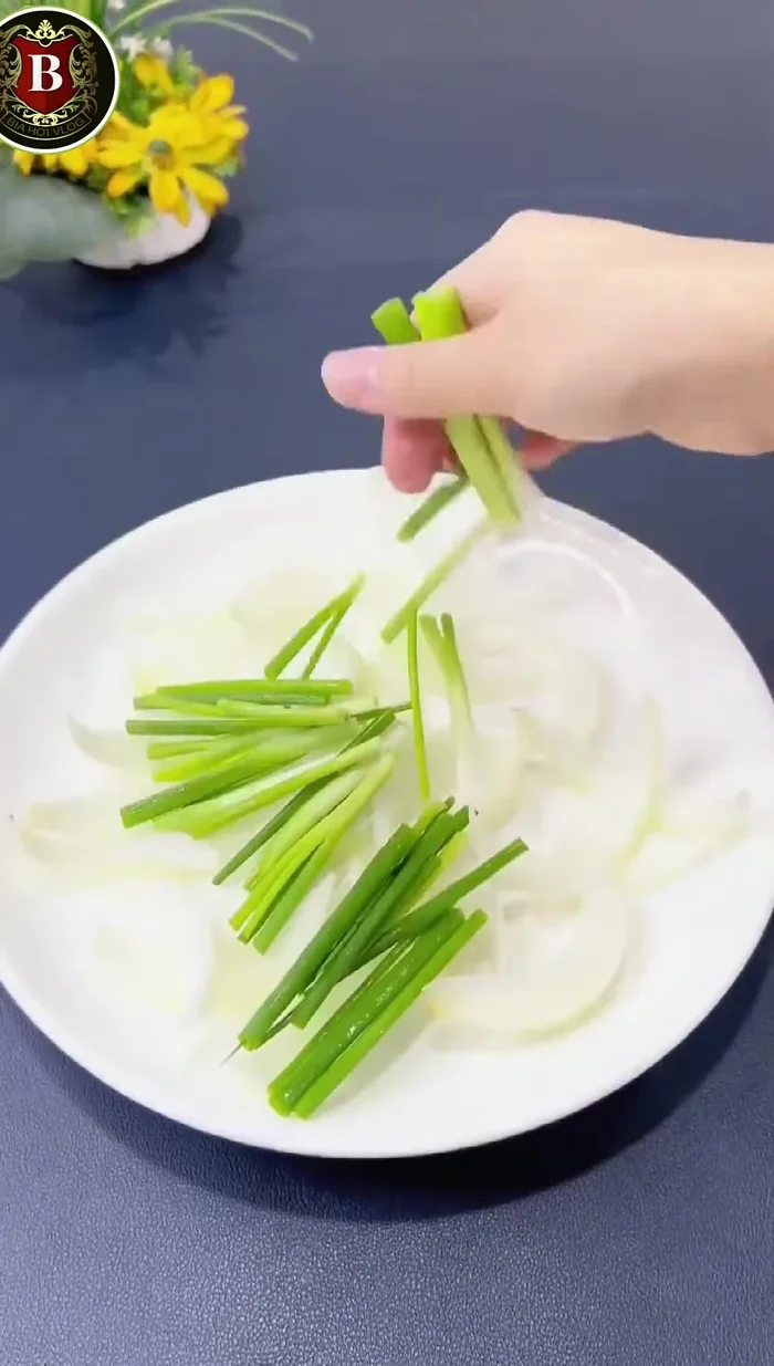 Chuẩn bị nguyên liệu hấp: hành tây, hành lá, gừng, ớt. Xếp dồi trường vào đĩa hấp, rải hành lá, gừng, ớt lên trên và dưới.
