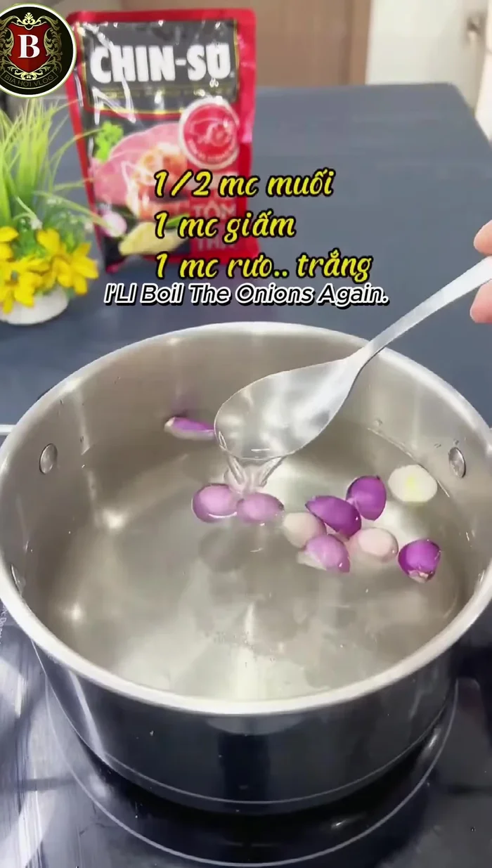 Luộc dồi trường với hành tím, muối và một chút đường khoảng 10 phút cho đến khi chín tới. Không nên luộc quá lâu sẽ làm dồi trường bị dai.