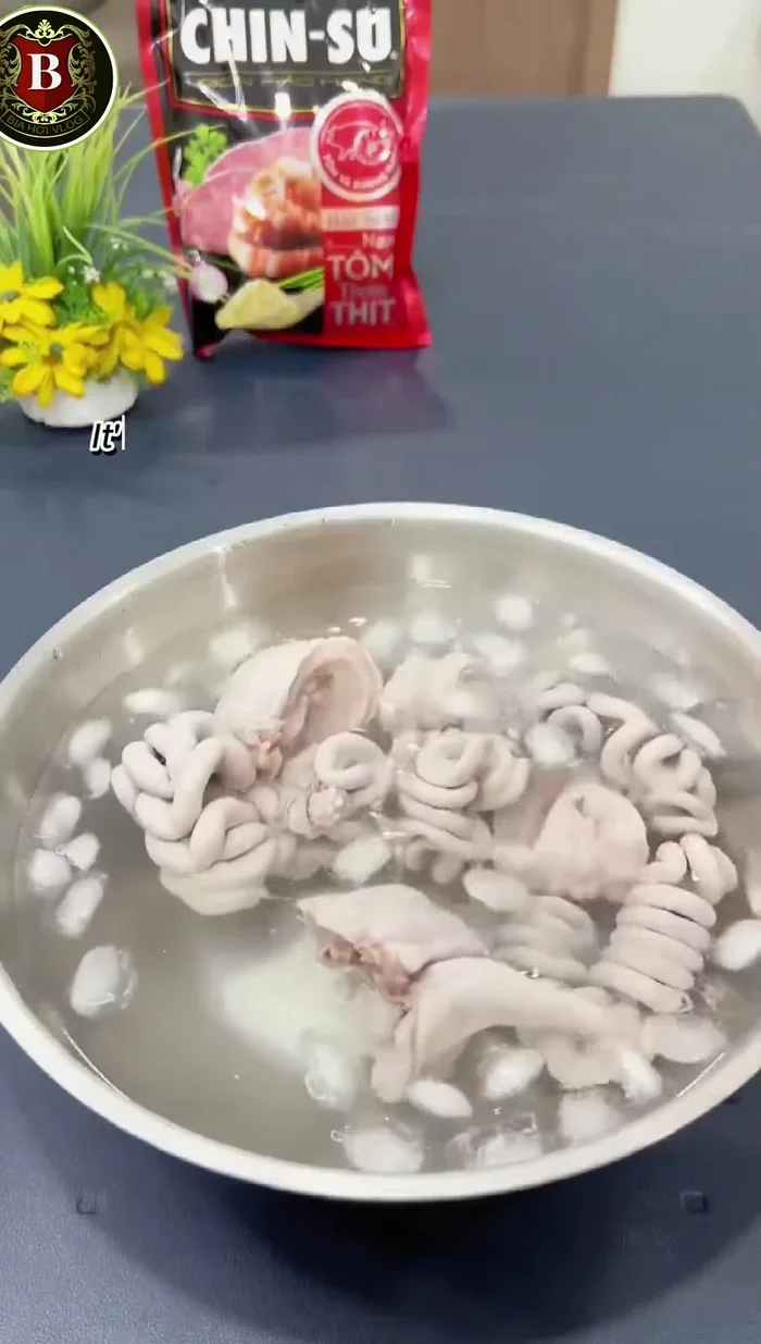 Vớt dồi trường ra thả vào thau nước đá lạnh khoảng 5 phút để dồi giòn và trắng.