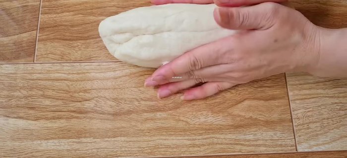 Trải bột ra mặt phẳng, cán mỏng và cắt thành từng thanh nhỏ. (Tùy chỉnh kích thước thanh bánh theo sở thích).