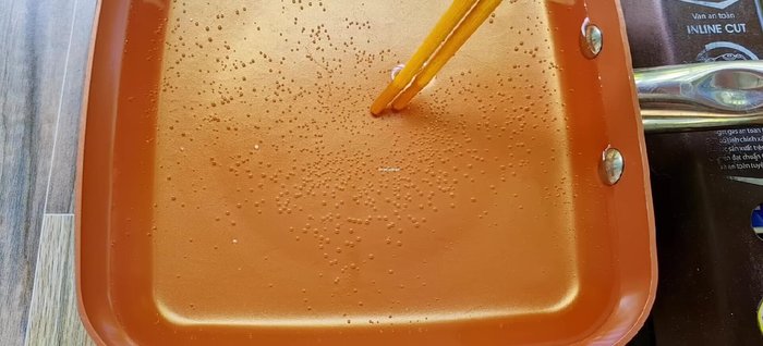 Đun nóng dầu ăn trong chảo. Khi dầu nóng, cho bánh vào chiên với lửa vừa. Đảo nhẹ nhàng để bánh chín vàng đều.