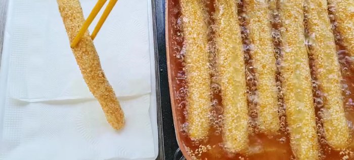 Vớt bánh ra, để lên giấy thấm dầu để loại bỏ dầu thừa.