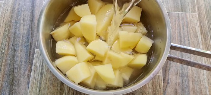 Cho khoai tây vào nồi, đổ nước ngập mặt khoai và đun cho đến khi chín mềm. Kiểm tra bằng cách dùng tăm xiên nhẹ vào khoai.
