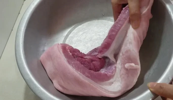 Làm sạch thịt ba chỉ với nước và muối để khử mùi hôi. (17.24)