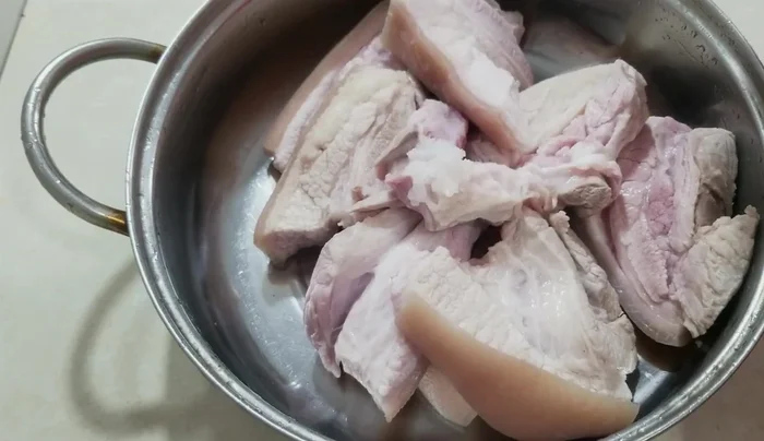 Ướp thịt với muối, mật ong, dầu hào, nước tương, bột ngọt, hạt nêm (nếu dùng) và tương ớt (tùy chọn) trong khoảng 1 giờ. (258.84)